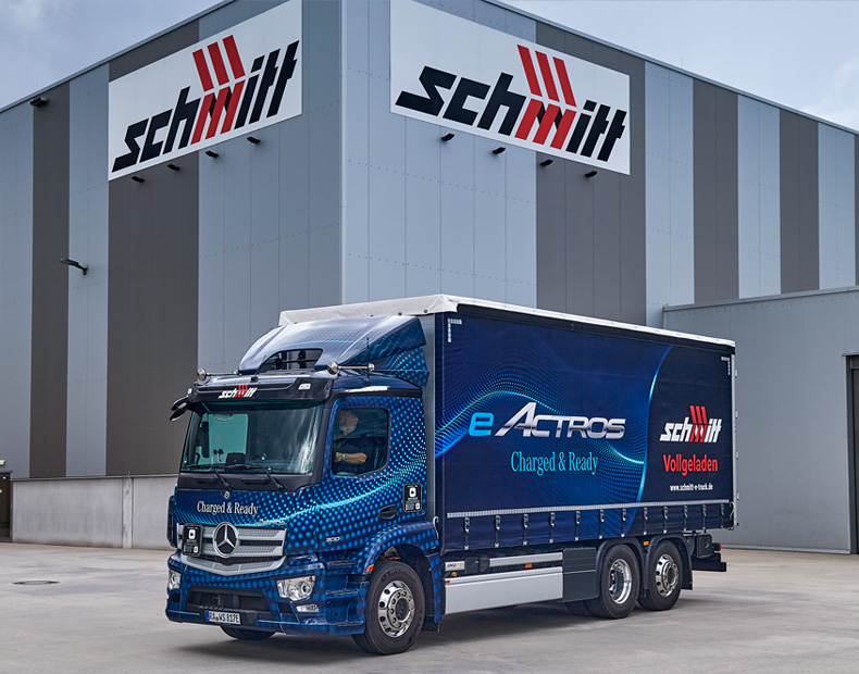 Erster seriennaher eActros fährt für Schmitt Logistik
